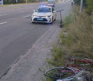 У Києві чоловік на електросамокаті протаранив велосипедиста
