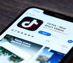 Сделка по продаже части TikTok компаниям Oracle и Walmart отложена из-за Байдена