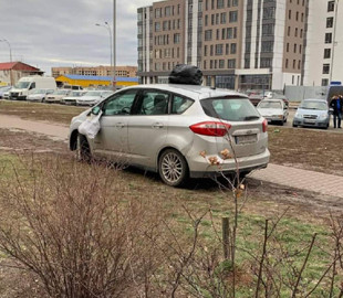 На Троєщині люди оригінально покарали зухвалого паркувальника: промовисте фото
