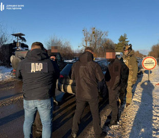 На Буковині затримали посадовця митниці, який систематично брав хабарі за незаконне ввезення iPhone