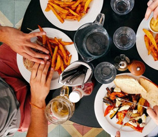 Дієтологи пояснили, чому не варто обідати поряд із гаджетами