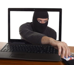 Чоловік заплатив шахраям понад 7 тисяч за роботу за кордоном