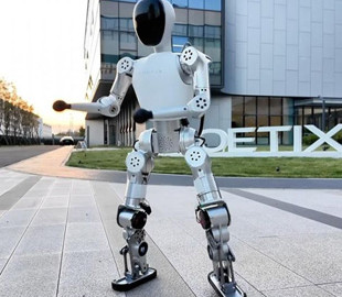 У Китаї стали справжньою сенсацією маленькі роботи-гуманоїди