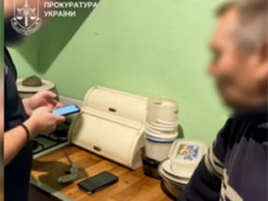 На Буковині педофіл видавав себе за дитину та вербував дівчат для порно