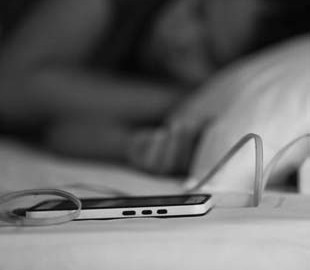 Универсальные зарядные устройства повышают риск ожогов и поражений током