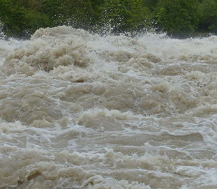 Масштабное наводнение в сочи: потоки воды сносят машины, под воду ушли целые улицы