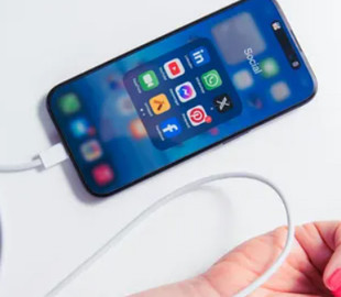 Слід памʼятати усім: що не можна підключати до USB-порту смартфона