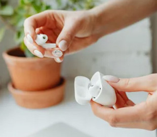 Бездротовим способом чи кабелем: як краще заряджати AirPods