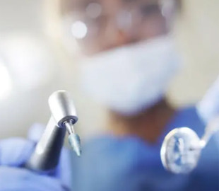 «Стоматолог» без освіти два роки лікував пацієнтів за порадами у YouTube