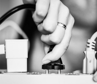 Чи тягне зарядка електроенергію, якщо нічого не заряджається