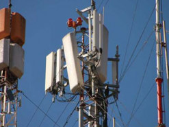 У Британії прихильники теорії змови атакували стільникові вежі 5G задля порятунку від коронавірусу