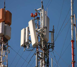 У Британії прихильники теорії змови атакували стільникові вежі 5G задля порятунку від коронавірусу