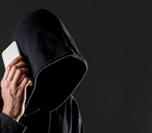 Видавав себе за родича й виманював гроші – ув’язненому та його спільниці повідомлено про підозру