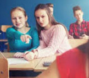 В Херсонской области школьники затравили 13-летнюю одноклассницу ее интимными фото