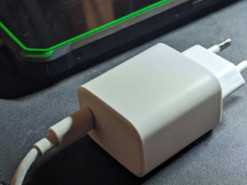 Чи може загорітися зарядний пристрій смартфона, залишений у розетці