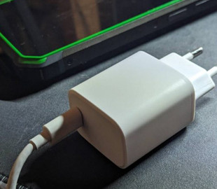 Чи може загорітися зарядний пристрій смартфона, залишений у розетці