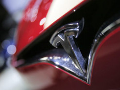 Деякі співробітники Tesla змушені працювати, незважаючи на карантин
