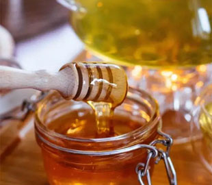 Лікарі розповіли, кому не можна їсти мед