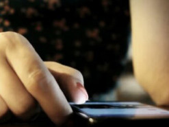 Як насправді потрібно протирати смартфон, щоб він служив довше