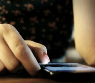 Як насправді потрібно протирати смартфон, щоб він служив довше