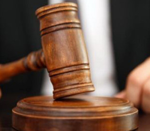 Жінка викрала гроші з картки пенсіонерки, син якої зник на війні: як її покарали