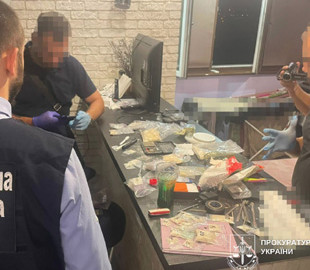 Мільйонні статки, зброя та глушники зв’язку: у Дніпрі затримали оптового наркодилера