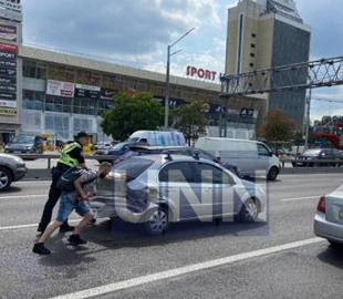 У Києві таксист Uber протаранив легковик
