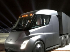 Илон Маск заявил, что электрический тягач Tesla Semi готов к массовому производству