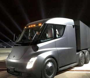 Илон Маск заявил, что электрический тягач Tesla Semi готов к массовому производству