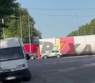 Частина вітряка зачепила Tesla на в’їзді до Львова