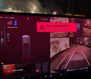 Tesla Cybertruck раптово зупиняється і просить усіх залишити салон заради безпеки