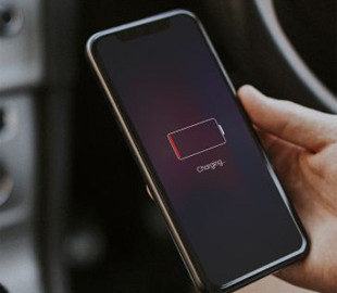 Як зарядити телефон без електрики: 12 простих способів
