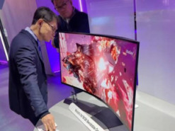 LG анонсувала перший монітор з гнучким екраном