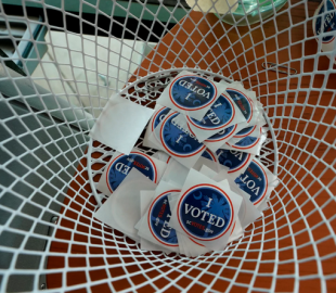 Аси е-агітації використовують корпоративні рекламні трюки, щоб залучити демократичних виборців