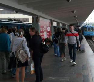 Без ларьков и новостроек: в сети показали уникальные фото метро "Левобережная" в Киеве