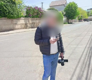 В Одессе задержали мужчину с поддельным удостоверением журналиста: он снимал на видео место ракетного удара