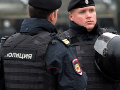 У москві забрали в поліцію жінку, яка слухала гімн України: ЗМІ розповіли, як з неї знущалися