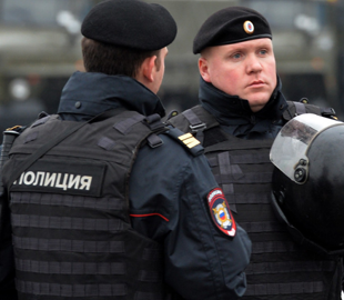 У москві забрали в поліцію жінку, яка слухала гімн України: ЗМІ розповіли, як з неї знущалися
