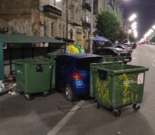 В Киеве мусорщики оригинально наказали "героя парковки": фото