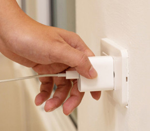 Фахівець розповів, чи можна залишати зарядку смартфона в розетці