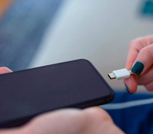 Чому постійна підзарядка смартфона скорочує ресурс акумулятора