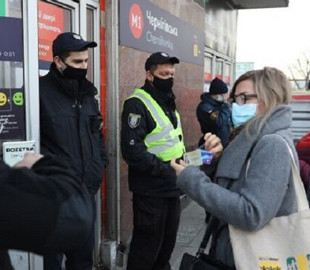 В киевское метро не пускали медиков: они показывали спецбилеты на телефонах