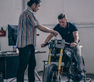 Канадский стартап создает мотоцикл нового поколения с 5G