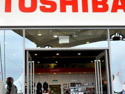 Toshiba решила разделиться на две компании, а не на три