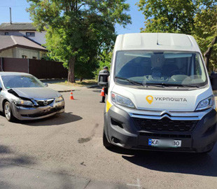 В центре Николаева военный на «Мазде» врезался в фургон «Укрпочты»