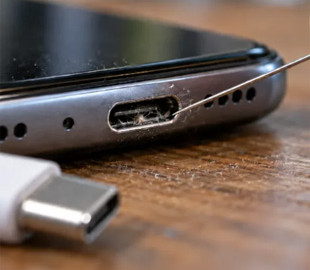 Популярний спосіб чищення USB-порту смартфона назвали небезпечним