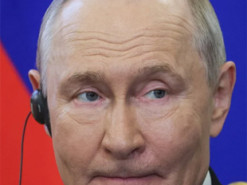 Путін осоромився під час голосування: ледь розібрався з електронною системою і сам собі подякував