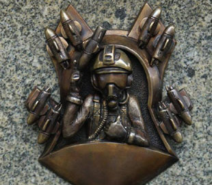 Приближает победу: в центре столицы Призраку Киева посвятили мини-скульптуру (фото)