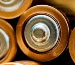 Батарейки залишаться в минулому: вчені створили дивовижну плівку, що живить пристрої