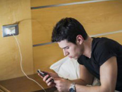 Чому не слід користуватися смартфоном під час його зарядки